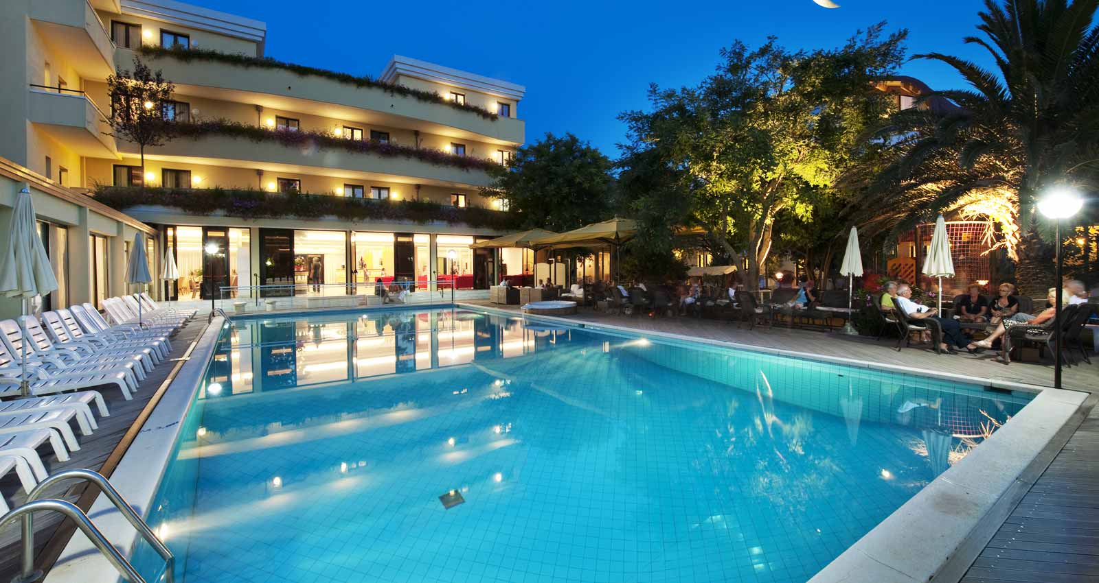 La piscina dell'hotel di sera